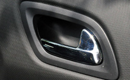 Хромированные внутренние ручки передних дверей